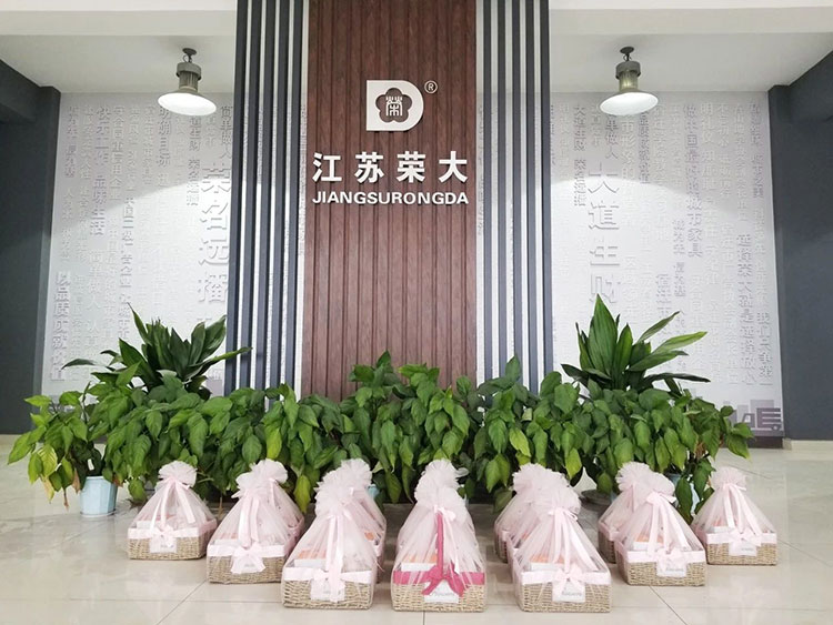 榮大智能垃圾箱廠(chǎng)家送女神們的禮物