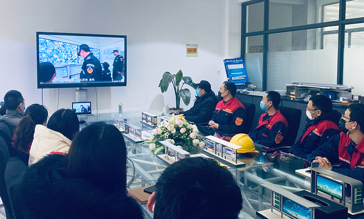 榮大垃圾分類(lèi)亭廠(chǎng)家組織員工觀(guān)看復工消防公開(kāi)課配圖一